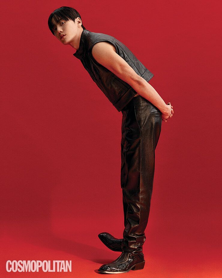 레더 베스트, 레더 팬츠, 부츠 모두 베르사체.