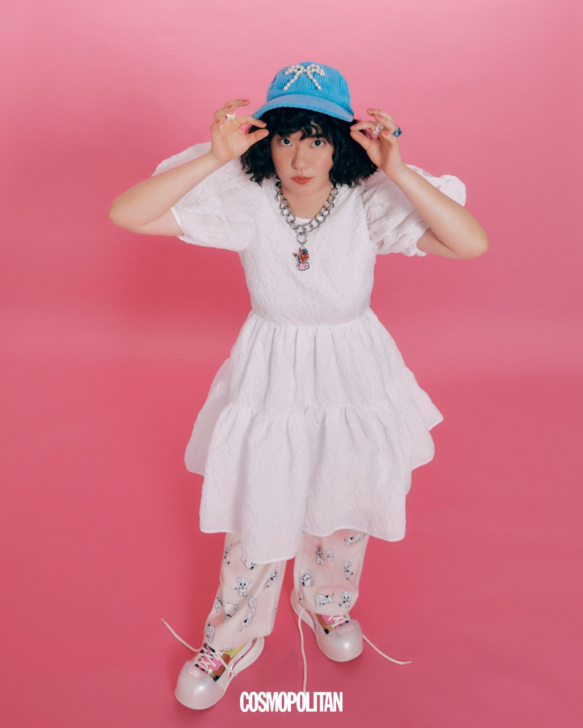 드레스 Cecilie Bahnsen. 팬츠 WooHa. 모자 Gorro Gorra. 목걸이 Chopova Lowena. 왼손 약지 반지 Collina Strada. 오른손 반지, 왼손 검지 반지 모두 Mimyoroum. 슈즈 Vinyviola. 