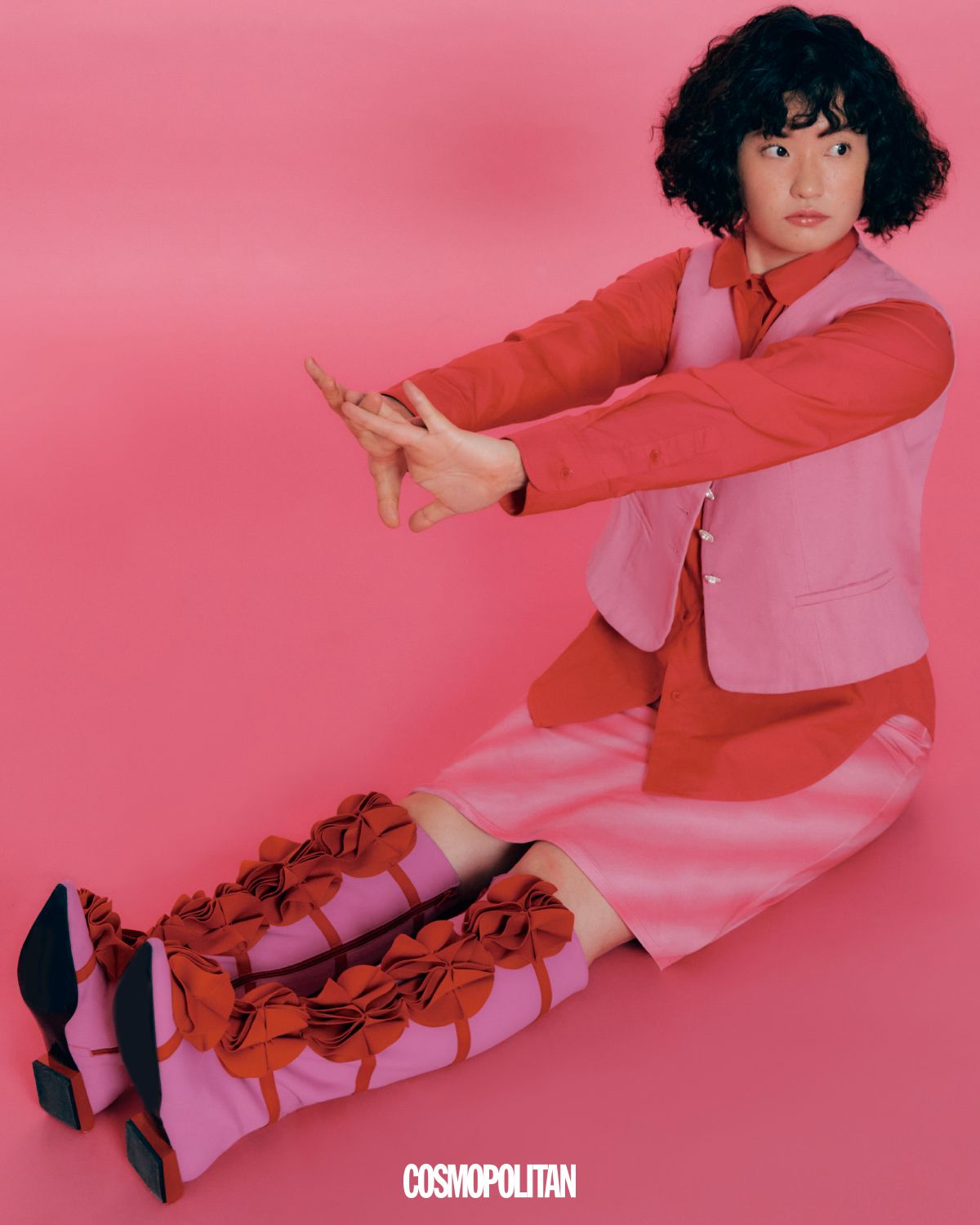 베스트 Youser. 셔츠 Cosmos. 스커트 Nuuanu. 슈즈 Sun Woo.