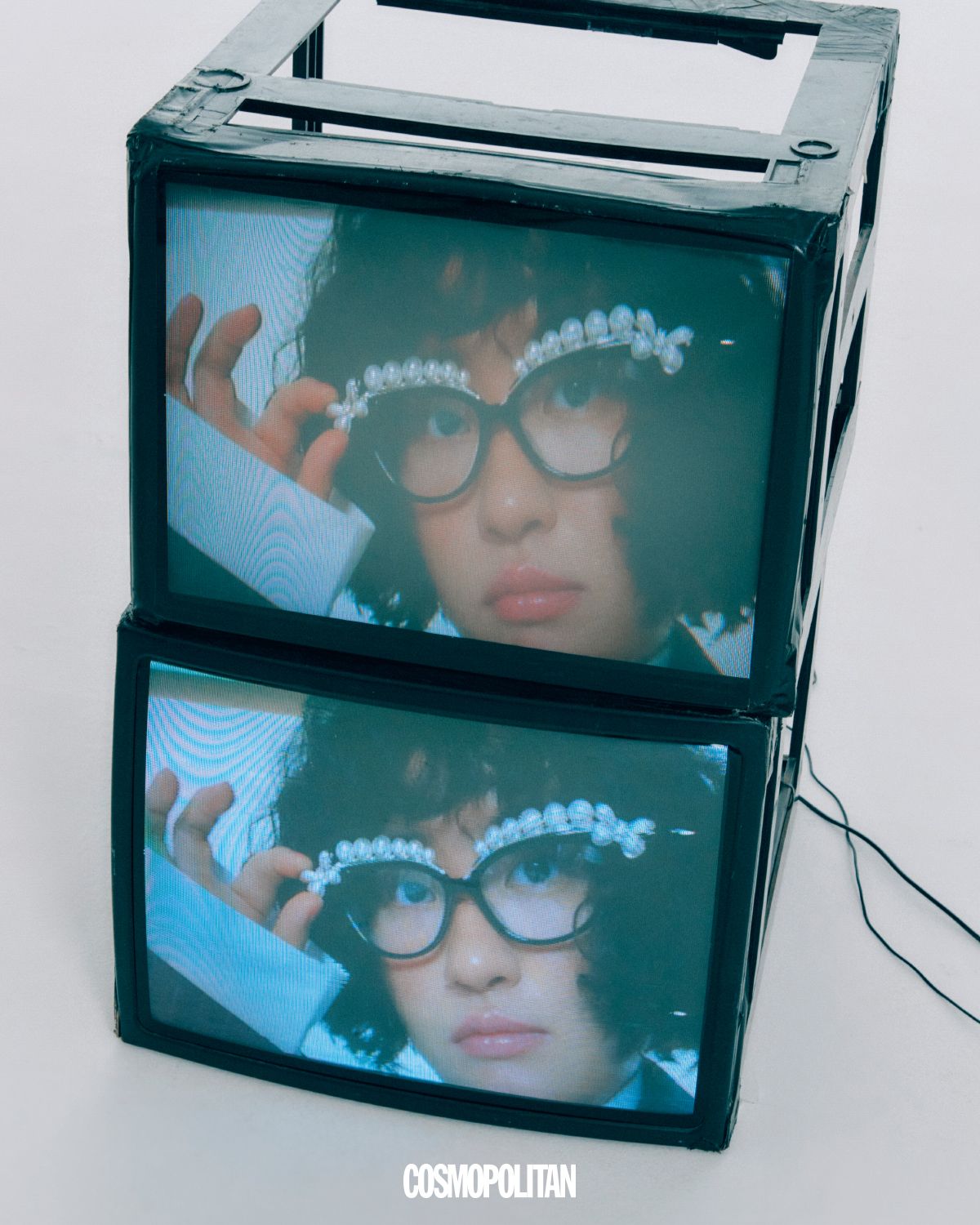 재킷 Münn. 셔츠 Bmuet(te). 쇼츠 Youser. 안경 Shushu/Tong. 니삭스 Adidas. 슈즈 Lost in Echo. 