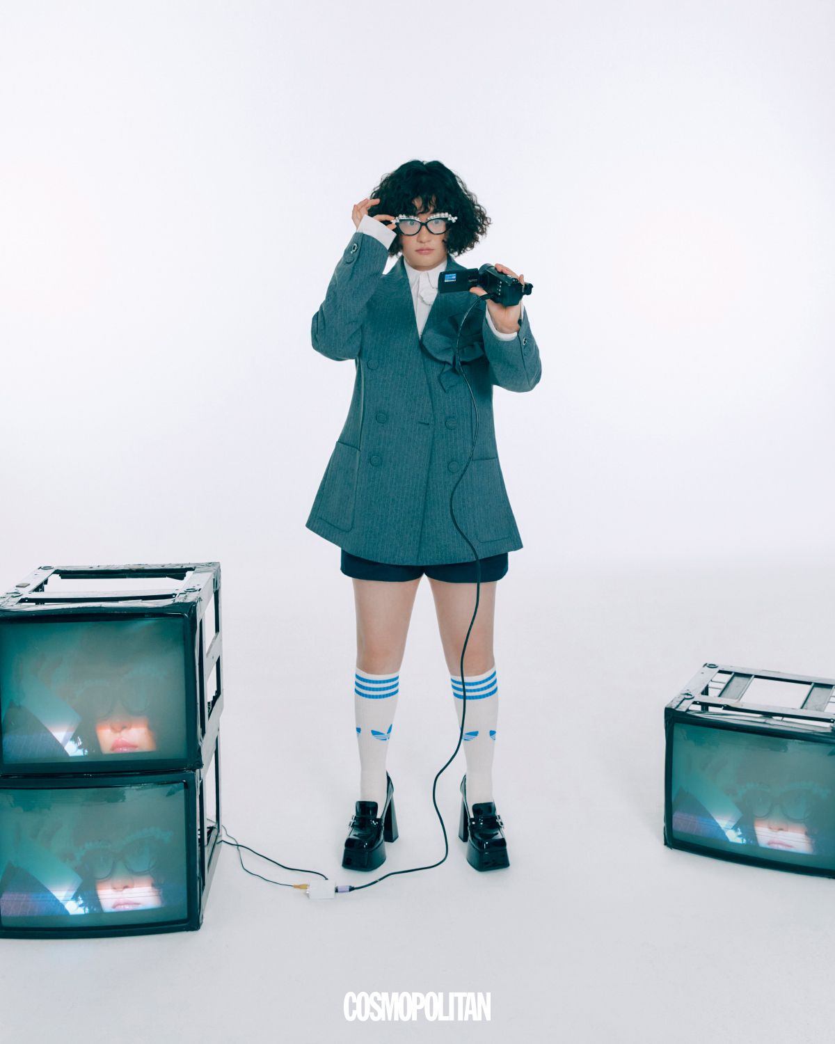 재킷 Münn. 셔츠 Bmuet(te). 쇼츠 Youser. 안경 Shushu/Tong. 니삭스 Adidas. 슈즈 Lost in Echo. 