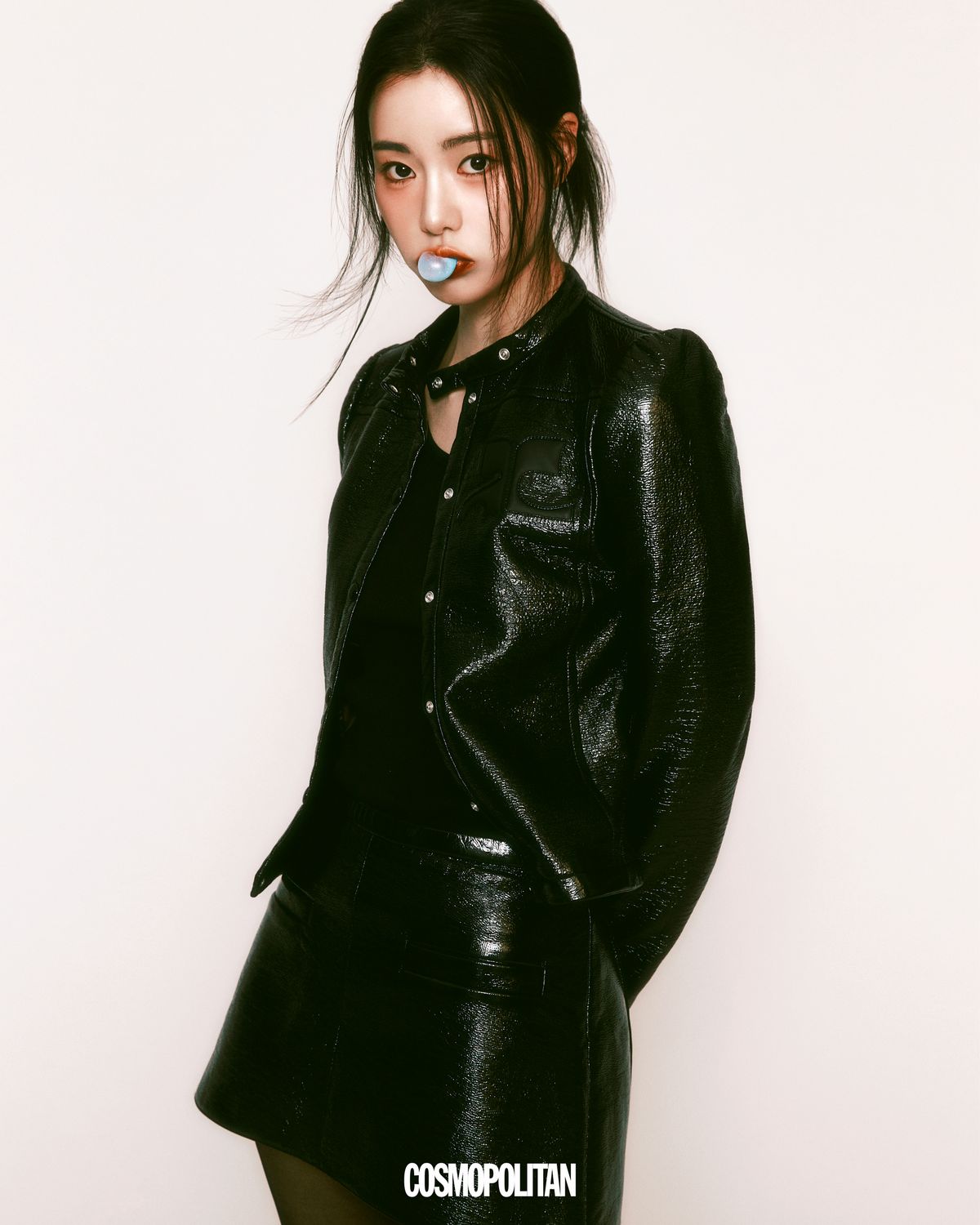 페이턴트 재킷, 미니스커트 모두 Courrèges. 이너 톱 Maison Kitsunè. 스타킹 스타일리스트 소장품.