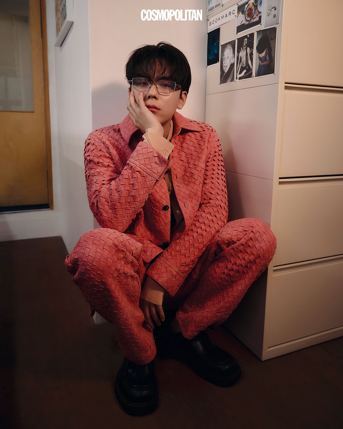 레더 셋업, 슈즈 모두 Bottega Veneta. 셔츠 Labeless. 안경 Gentle Monster. 이너 톱 스타일리스트 소장품.