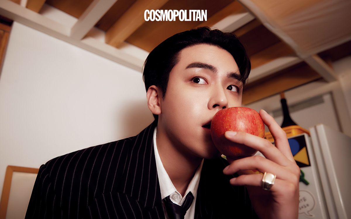 재킷 NEU_IN. 셔츠 Marant. 타이, 반지 스타일리스트 소장품.