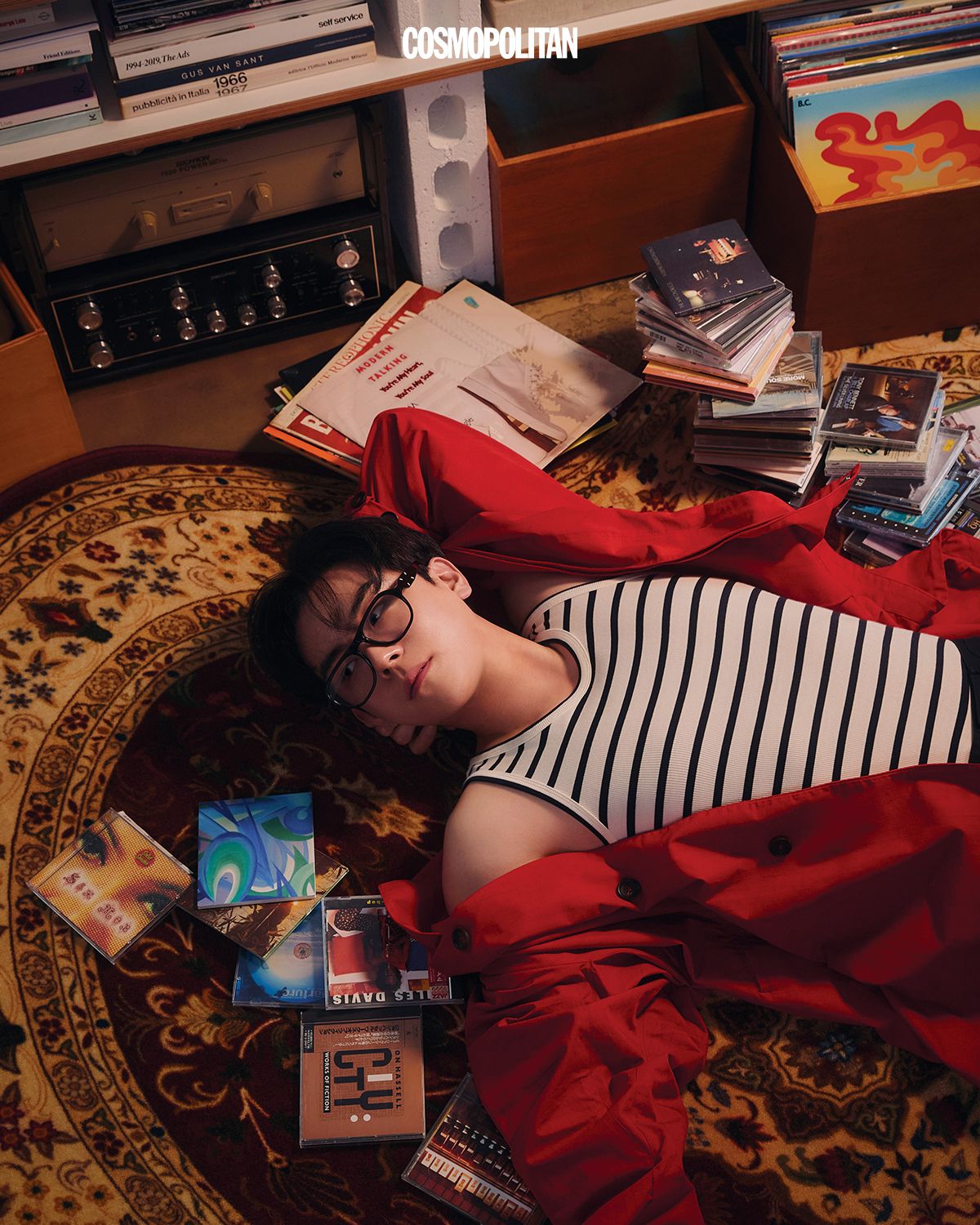 코트 Bally. 안경 Gentle Monster x Maison Margiela. 슬리브리스 톱 스타일리스트 소장품.