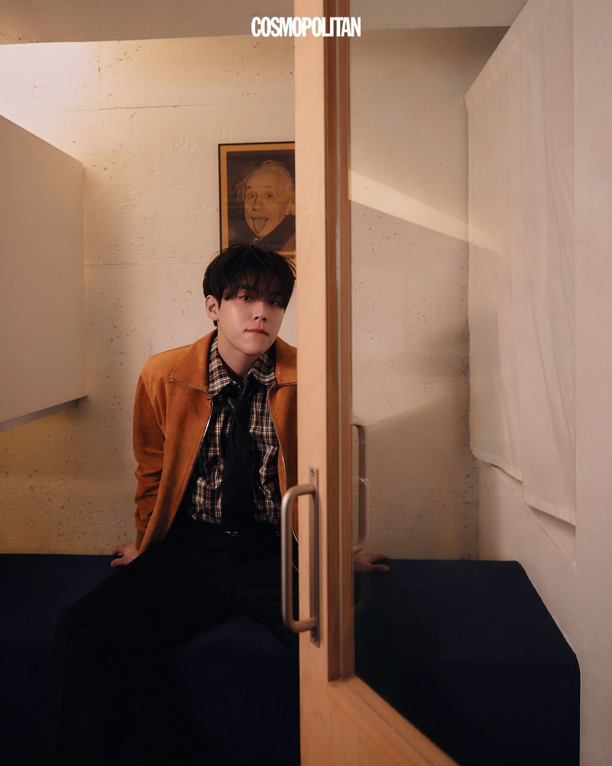 재킷,셔츠,타이,팬츠,벨트 모두 Bottega Veneta. 이어커프와 링 TEE RING JAY. 시계 Vintage Patek Philippe by Beantique.