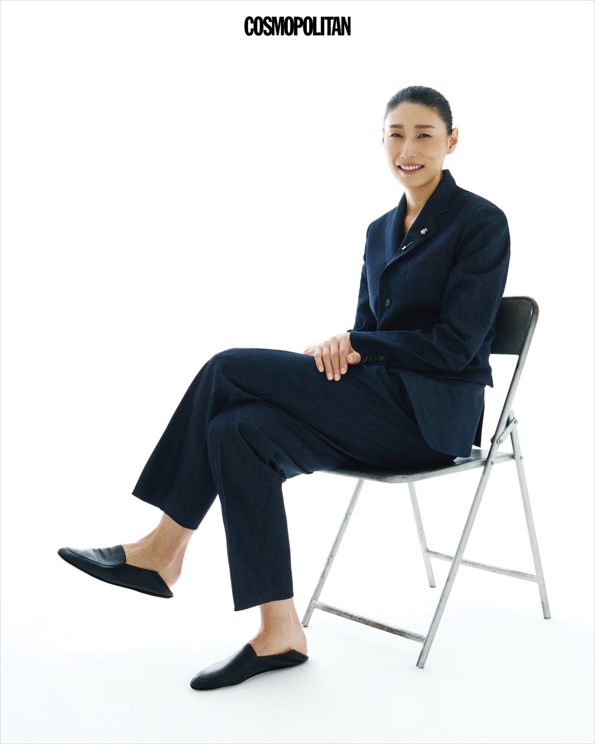 캐시 데님 소재의 토리노 재킷, 고센 트라우저, 브라스 소재의 카르도 핀, 램스킨 소재의 앤톤 워크 로퍼 모두 Loro Piana.