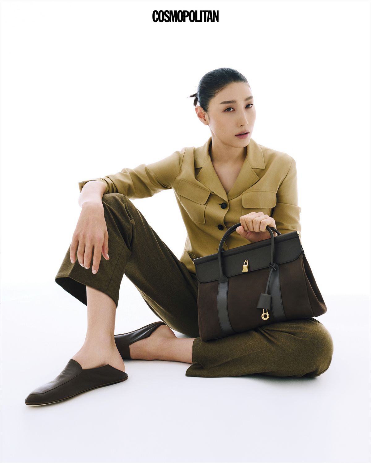 실크 소재의 마틸드 재킷, 버진 울 소재의 리오 트라우저, 카프 스킨 소재의 룸 L32 백, 램스킨 소재의 앤톤 워크 로퍼 모두 Loro Piana.