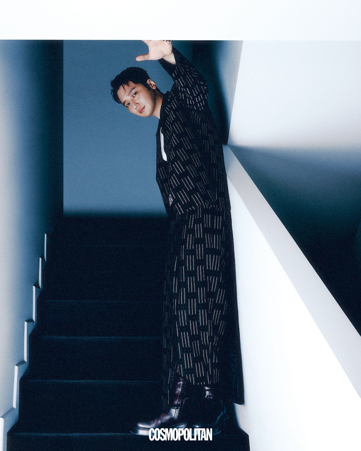 재킷, 팬츠, 에이프런 모두 Kenzo. 반지 Tom Wood. 이너 톱, 슈즈 스타일리스트 소장품.