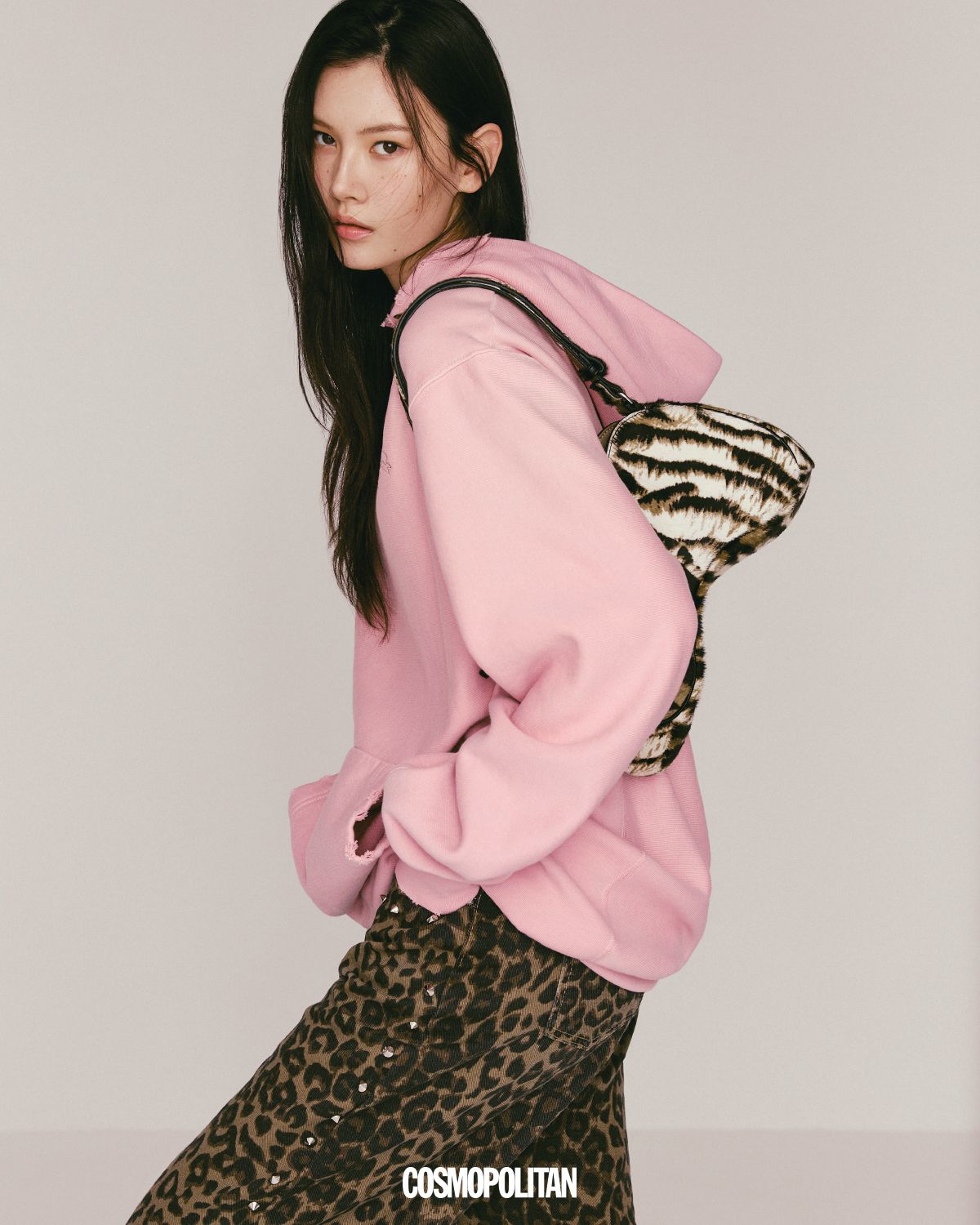 후드 스웨트셔츠 59만원 Coach. 데님 팬츠 21만9천원 Kimyo. 숄더백 가격미정 Diesel.