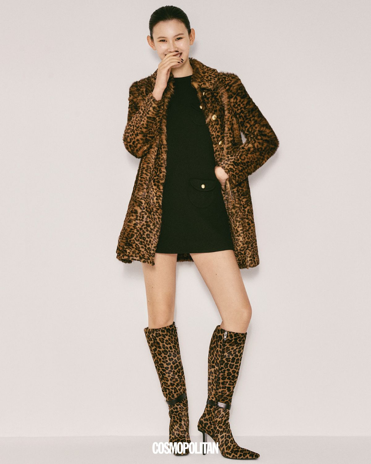 시어링 코트, 미니드레스 모두 가격미정 Celine by Hedi Slimane. 송치 소재 롱부츠 가격미정 Versace.