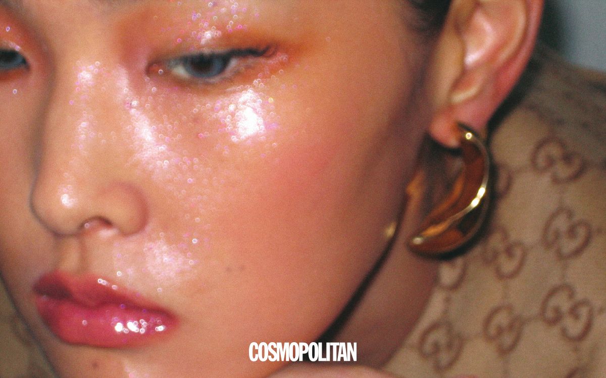 본투비 크리스틴 그레이 렌즈(한 달용) 2만5천원 Hapa Kristin. 코트 6백80만원 Gucci. 이너 톱 가격미정 Coach. 귀고리 가격미정 Saint Laurent by Anthony Vaccarello. 이어 커프 3만9천9백원 H&M Studio.