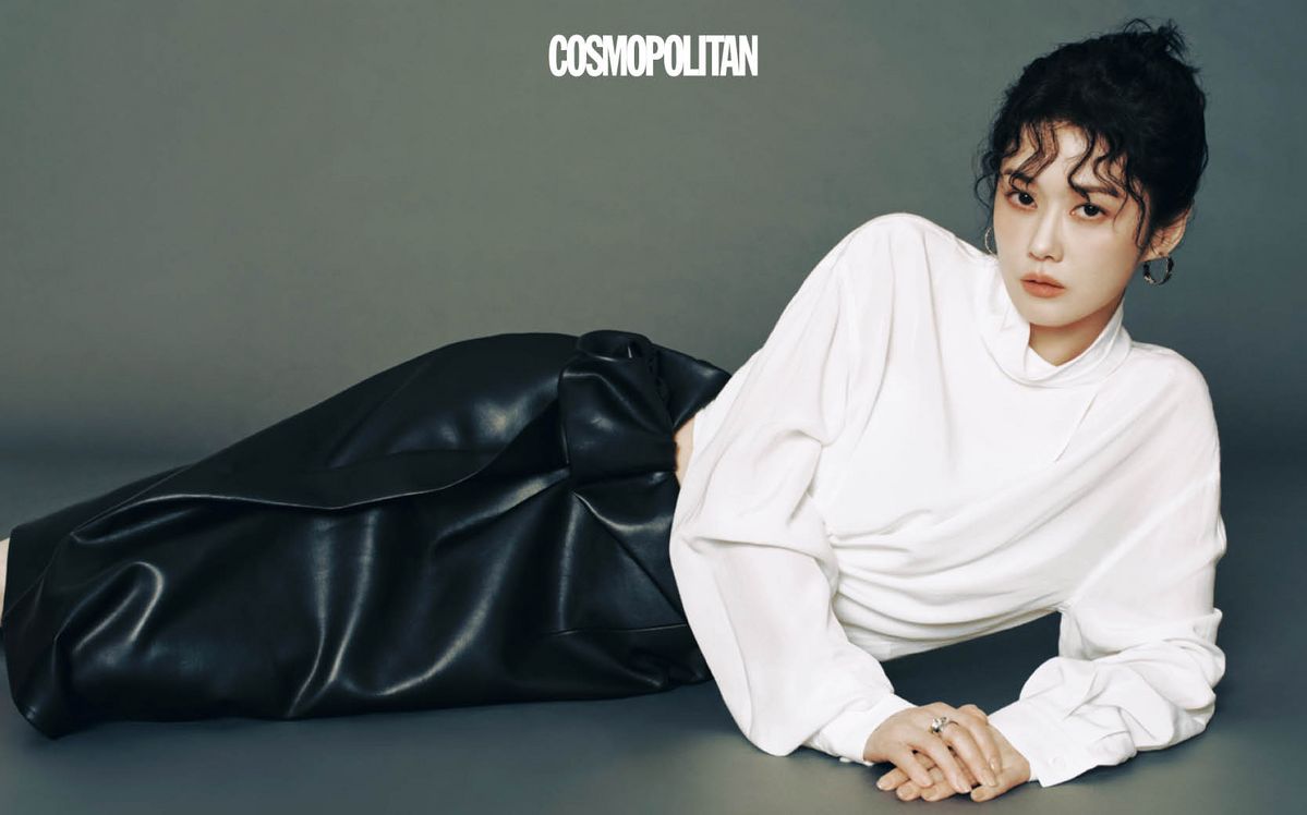 톱, 레더 스커트 모두 Recto. 귀고리, 반지 스타일리스트 소장품.