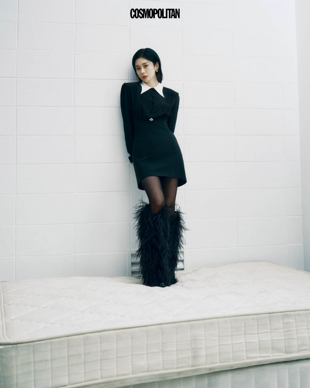 미니드레스 Versace. 퍼 부츠 Giuseppe Zanotti. 귀고리 스타일리스트 소장품.