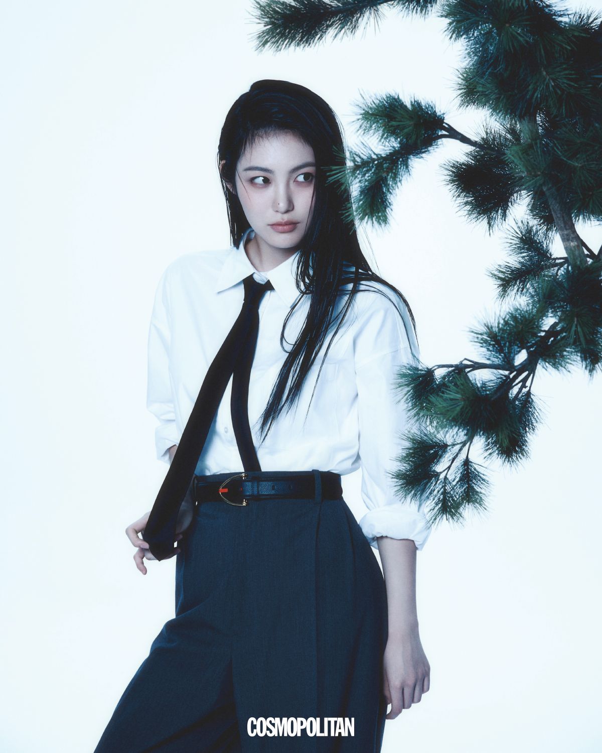 팬츠, 벨트 모두 Bottega Veneta. 셔츠, 타이 스타일리스트 소장품. 