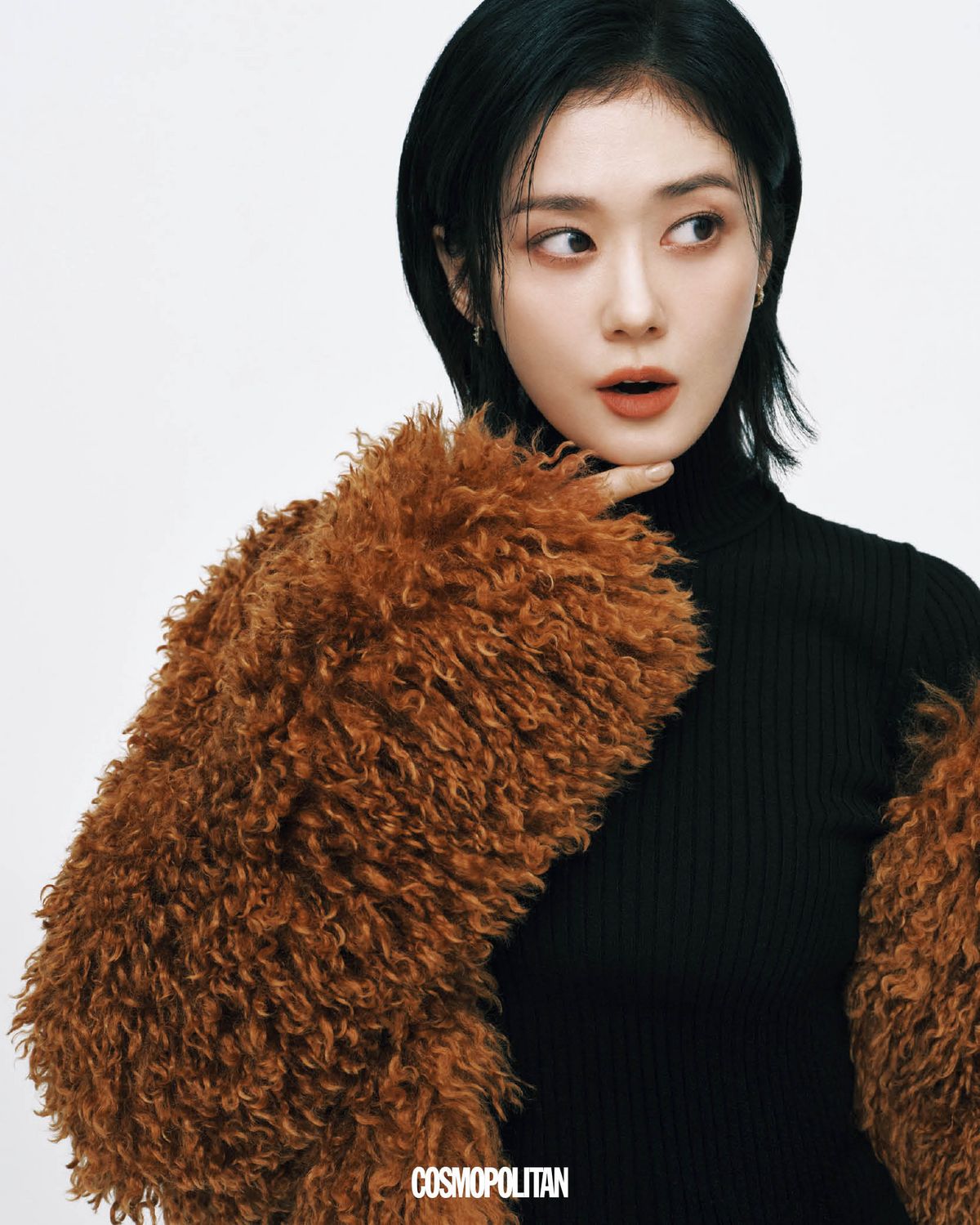 퍼 재킷 Isabel Marant. 터틀넥 Courregès. 귀고리 Ania Haie.