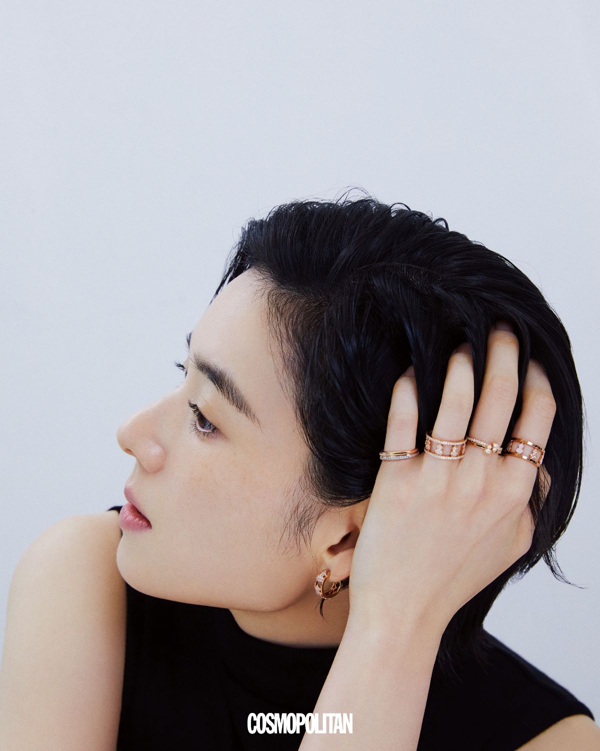 울루 후프 이어링 6백68만원, (왼쪽부터)티엔디 더블 링 3백90만원, 울루 링 8백79만원, 위아래로 착용한 울루 미니 솔리테어 링 2백43만원, 1백21만원, 울루 링 4백35만원 모두 Qeelin. 슬리브리스 톱 Carriere. 