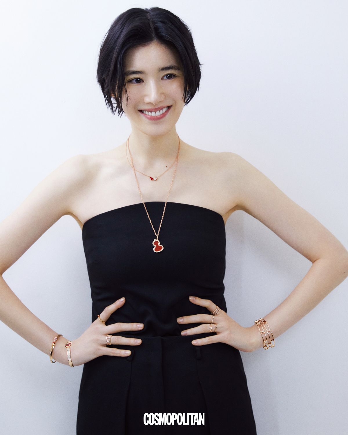  (위부터)울루 네크리스 3백10만원, 체인 네크리스 2백93만원, 라지 울루 펜던트 8백96만원, (오른손, 왼쪽부터)울루 에코 뱅글 8백37만원, 로즈 골드 뱅글 1천5백41만원, 뱅글에 결합한 스몰 울루 버클 5백91만원, 울루 에코 링 2백90만원, 울루 링 4백35만원, (왼손, 위부터)울루 링 8백79만원, 울루 미니 솔리테어 링 2백43만원, 울루 미니 쁘띠 링 1백47만원, 울루 미니 솔리테어 링 1백21만원, 울루 뱅글 1천55만원, 레드 아케이드 울루 뱅글 9백46만원 모두 Qeelin. 튜브톱, 트라우저 모두 Re Rhee. 