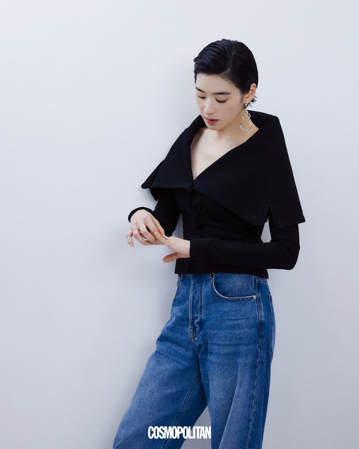 라지 울루 이어링 2천93만원, 오른손의 울루 링 4백35만원, 왼손의 스몰 울루 솔리드 링 6백36만원 모두 Qeelin. 재킷 , 데님 팬츠 모두 Jacquemus. 