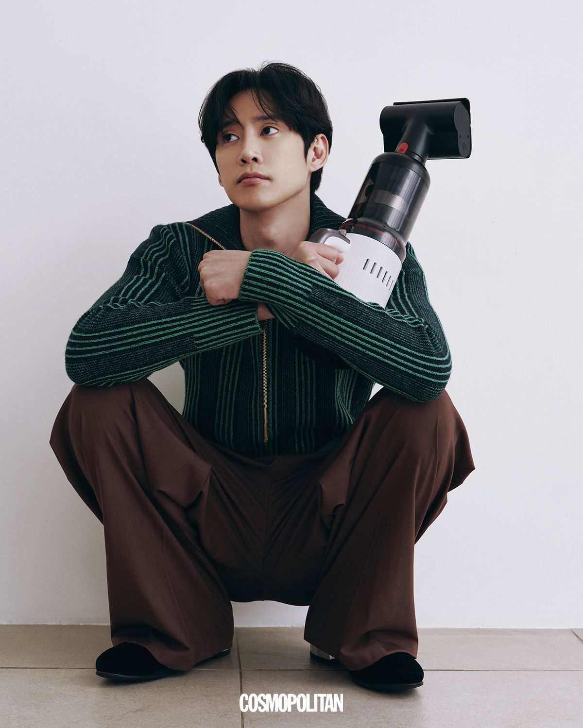 카디건 Eenk, 팬츠 Maison Margiela. 슈즈 Louis Vuitton. 