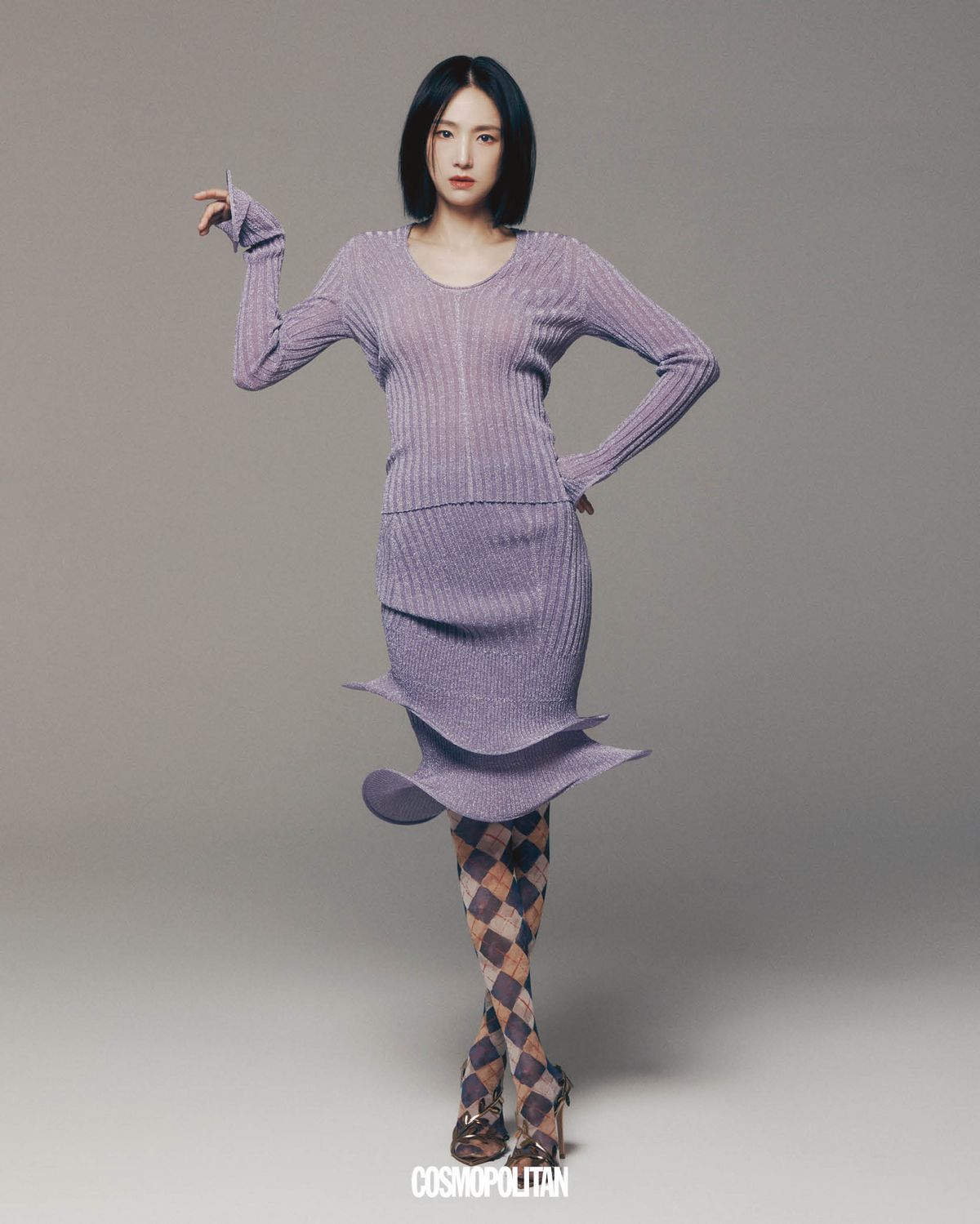 니트 톱, 니트 스커트 모두 Tory Burch. 스타킹 Prada. 스트랩 힐 Gianvito Rossi.