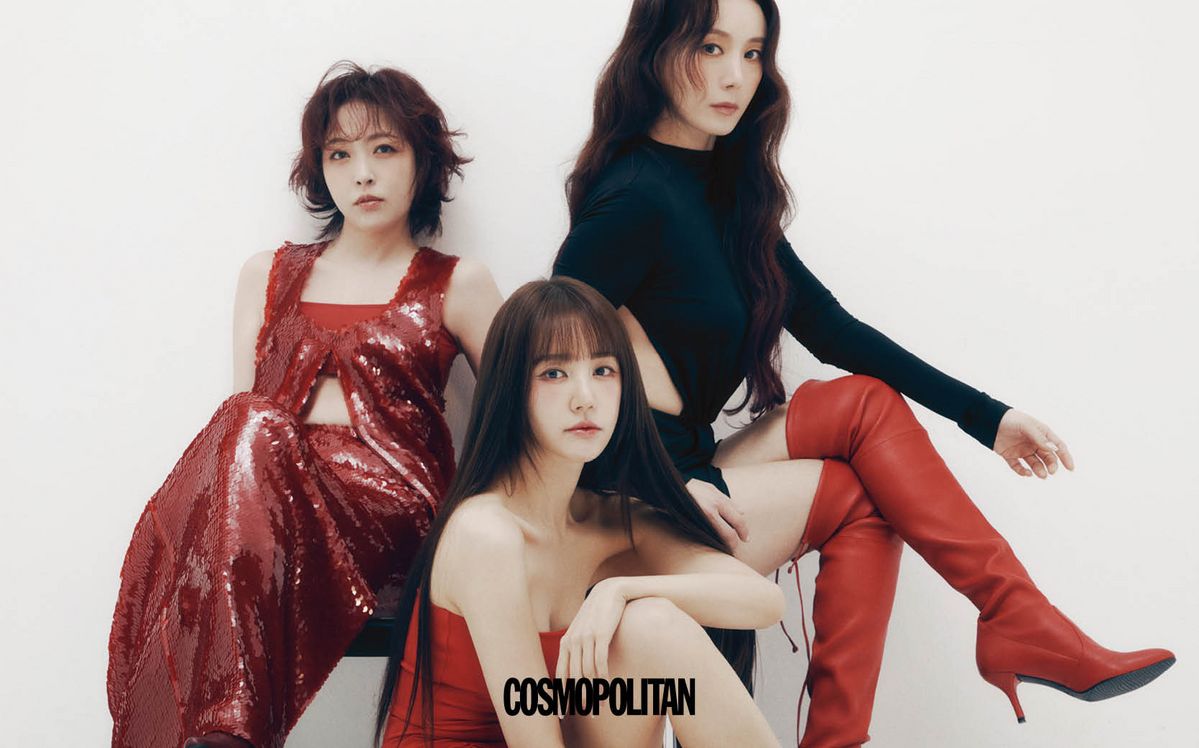(심은진)스팽글 톱, 스팽글 스커트 모두 Miss Gee Collection. 브라톱, 슈즈 스타일리스트 소장품. (김이지)드레스 H&M. 사이하이 부츠 Stuart Weitzman. (윤은혜)드레스 Fancy Club.