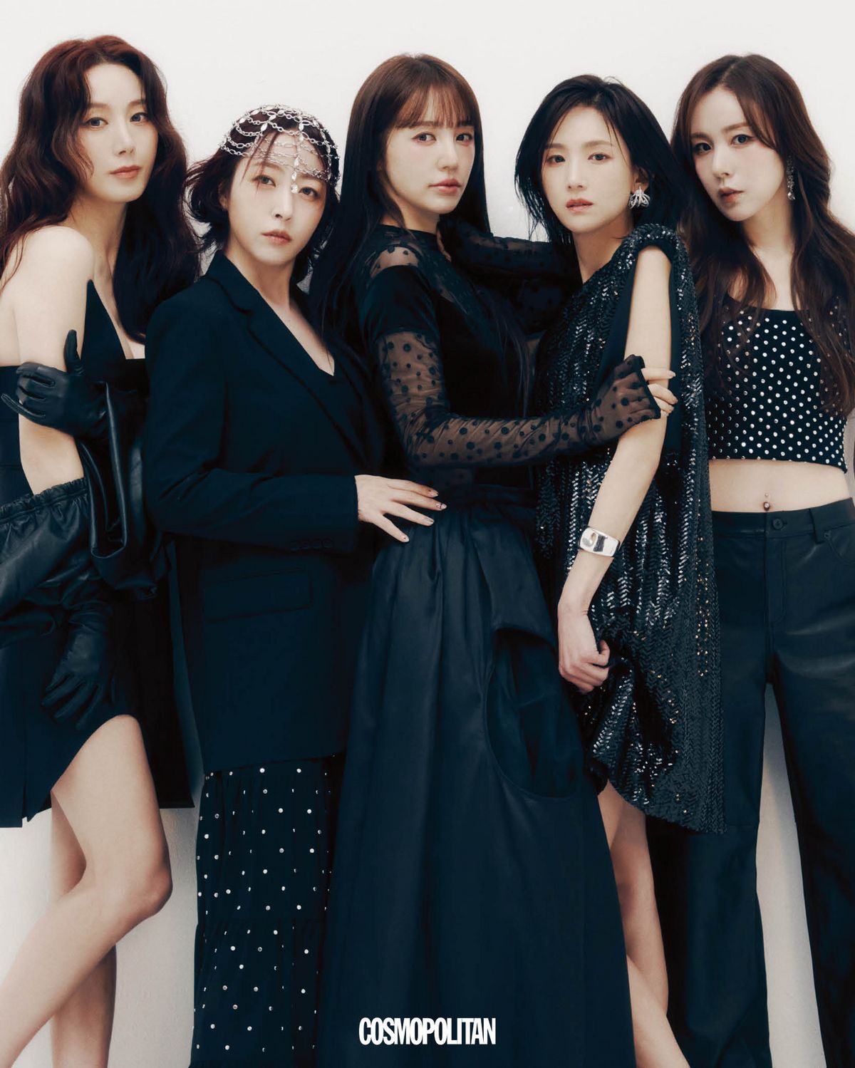 (김이지)미니드레스 LEE y.LEE y. 장갑 Jinsun. (심은진)재킷, 스커트 모두 Michael Michael Kors. 헤드피스 Q Millinery. 브라톱 스타일리스트 소장품. (윤은혜)보디슈트 H&M. 스커트 Jinsun, (이희진)스팽글 미니드레스 Golden Goose. 귀고리 Swarovski. 뱅글 Ferragamo. (간미연)크롭 톱, 레더 팬츠 모두 Michael Michael Kors. 귀고리 Coach.