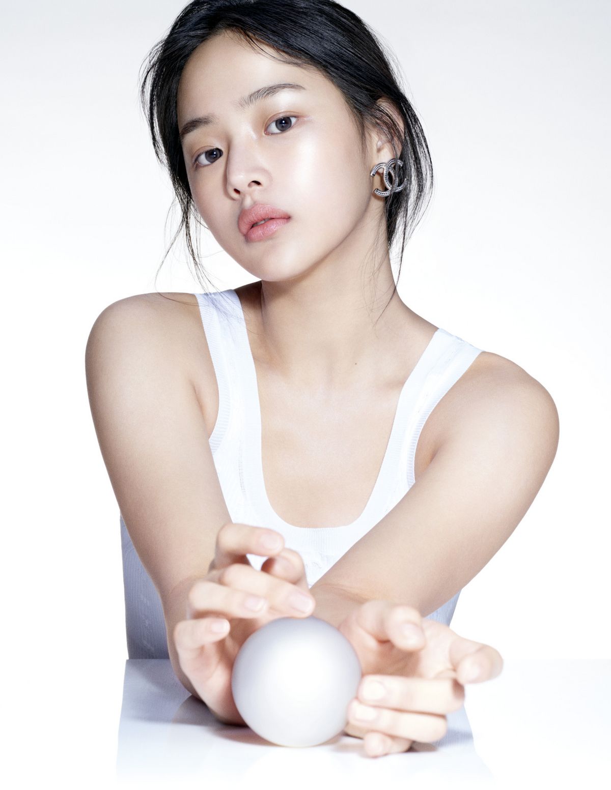 ‘에끌라 프리미에’ 캠페인 비주얼 속 건강하고 투명하게 빛나는 민지의 피부. 