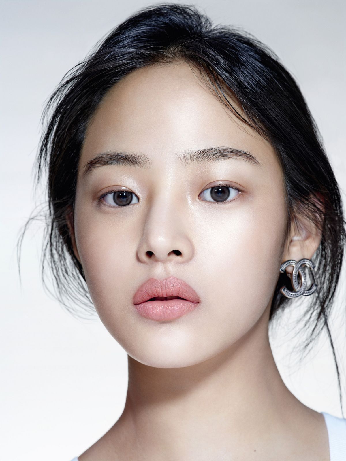 프리미에르 플라워 추출물과 순도 높은 나이아신아미드를 풍부히 함유해 피부 본연의 광채를 되찾아주는 ‘에끌라 프리미에’. 