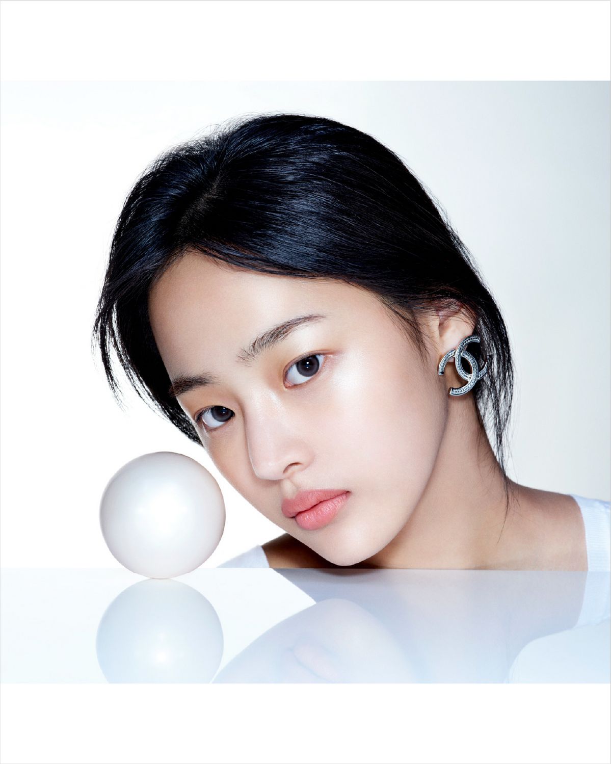 투명하고 맑게 빛나는 민지의 피부 비결, 샤넬 ‘에끌라 프리미에’. 