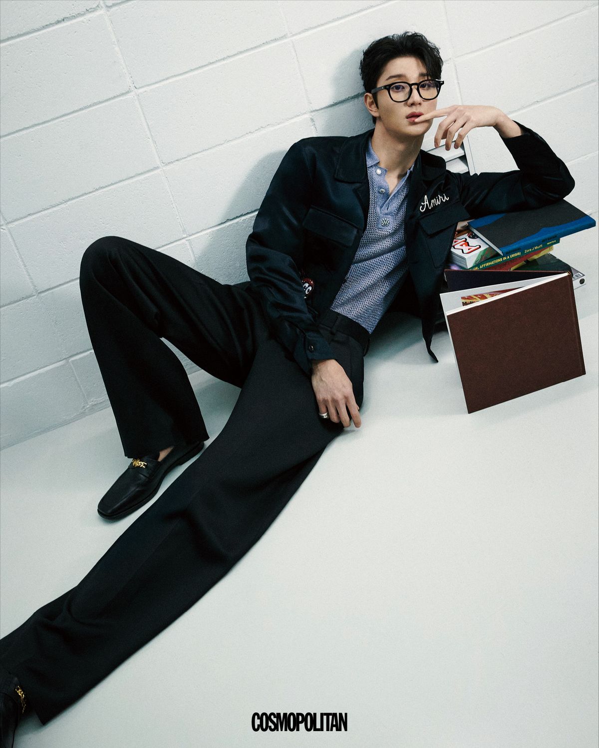 블루종, 이너 톱, 팬츠, 로퍼 모두 Amiri. 반지 Chrome Hearts. 안경 본인 소장품.