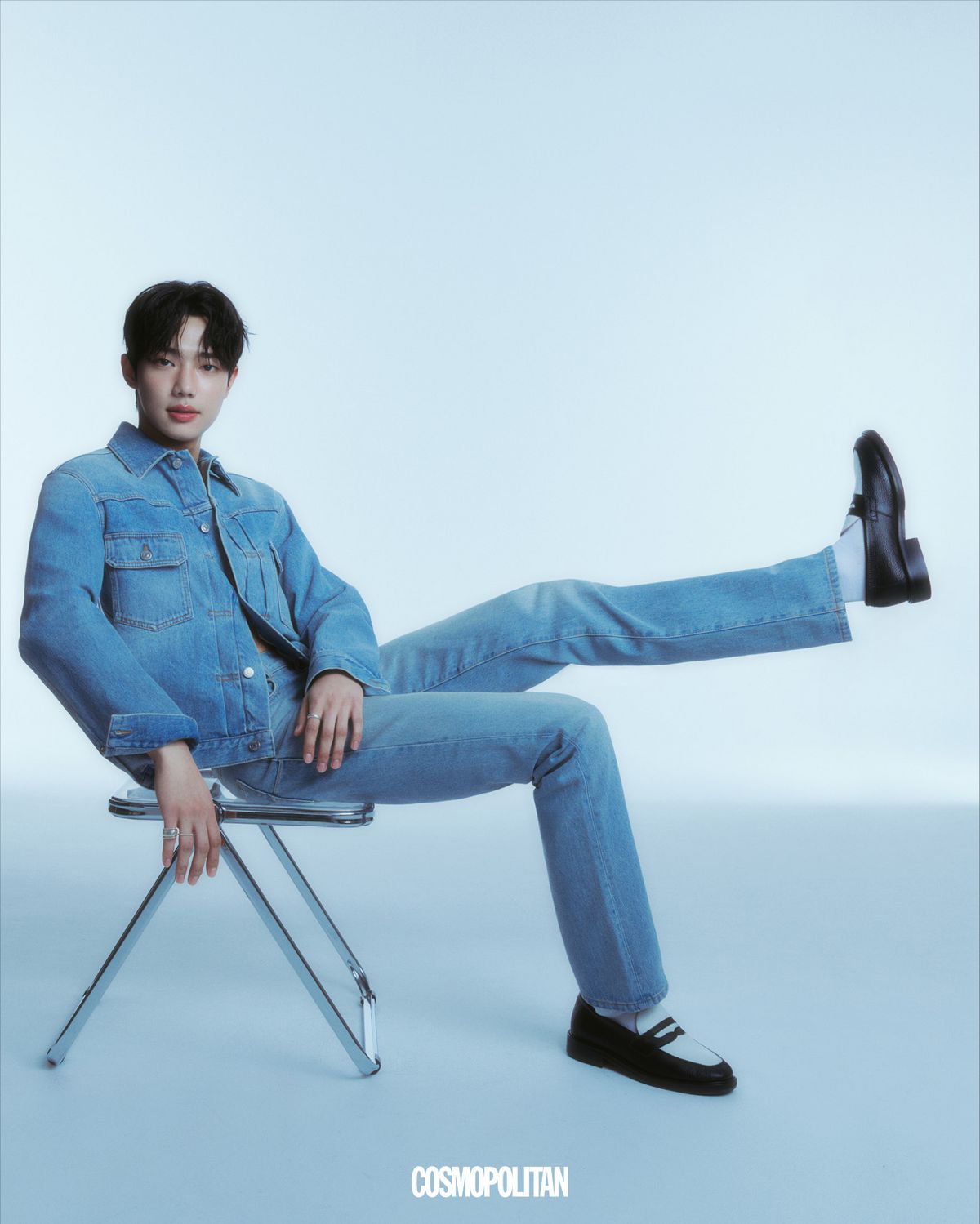 데님 재킷, 데님 팬츠 모두 Dior Men. 슈즈 Aime Leon Dore. 반지, 양말 스타일리스트 소장품.