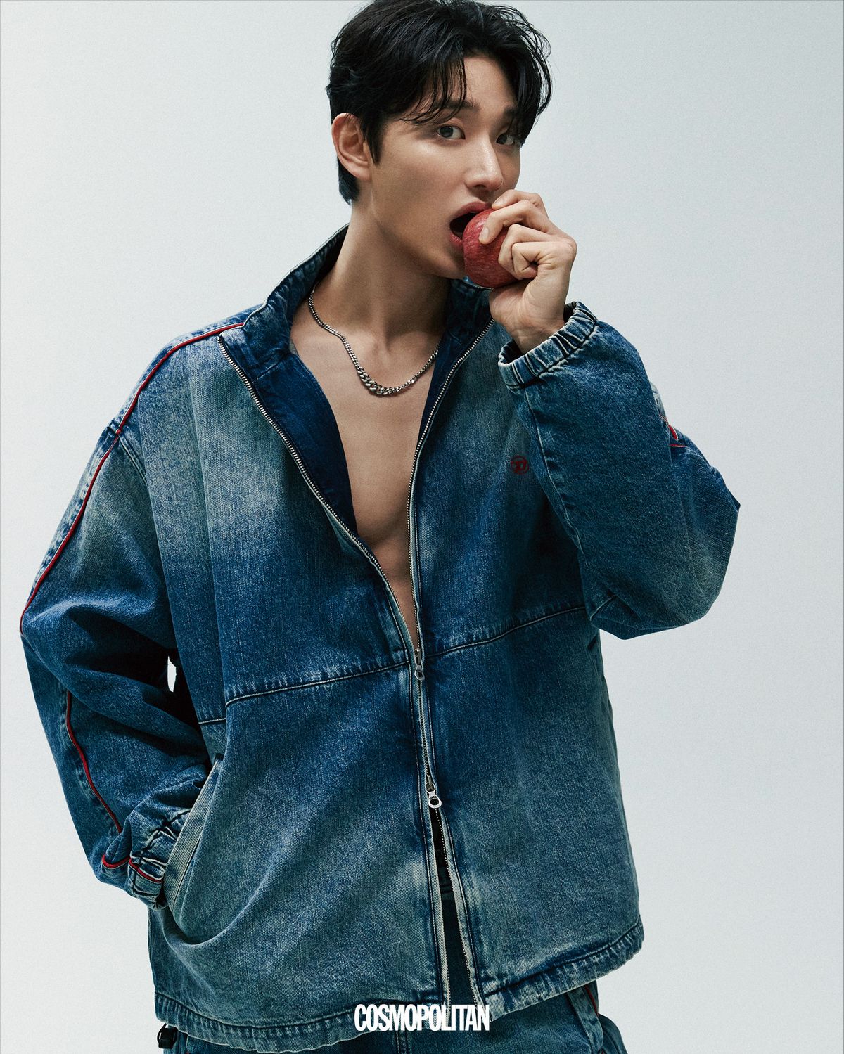 데님 재킷, 데님 버뮤다팬츠, 부츠 모두 Diesel. 목걸이 Tom Wood.