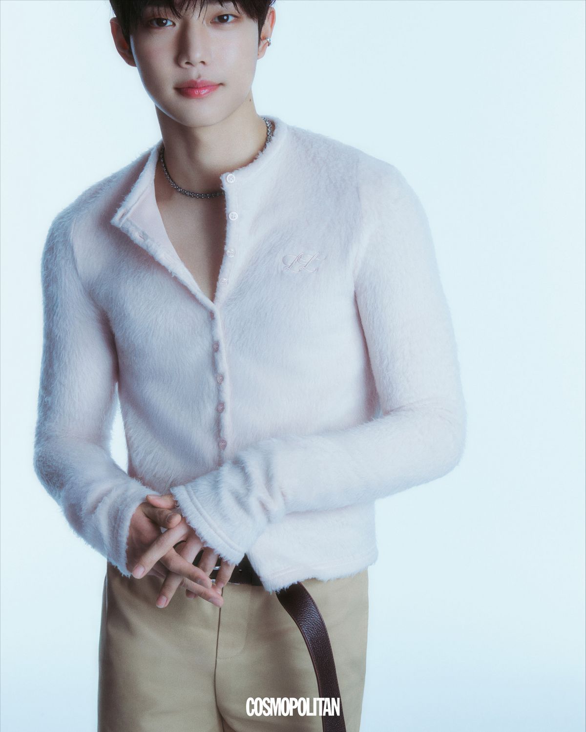 카디건 Labeless. 팬츠, 벨트 모두 Loewe. 목걸이 Swarovski. 반지 Lost in Echo. 이어 커프 스타일리스트 소장품. 