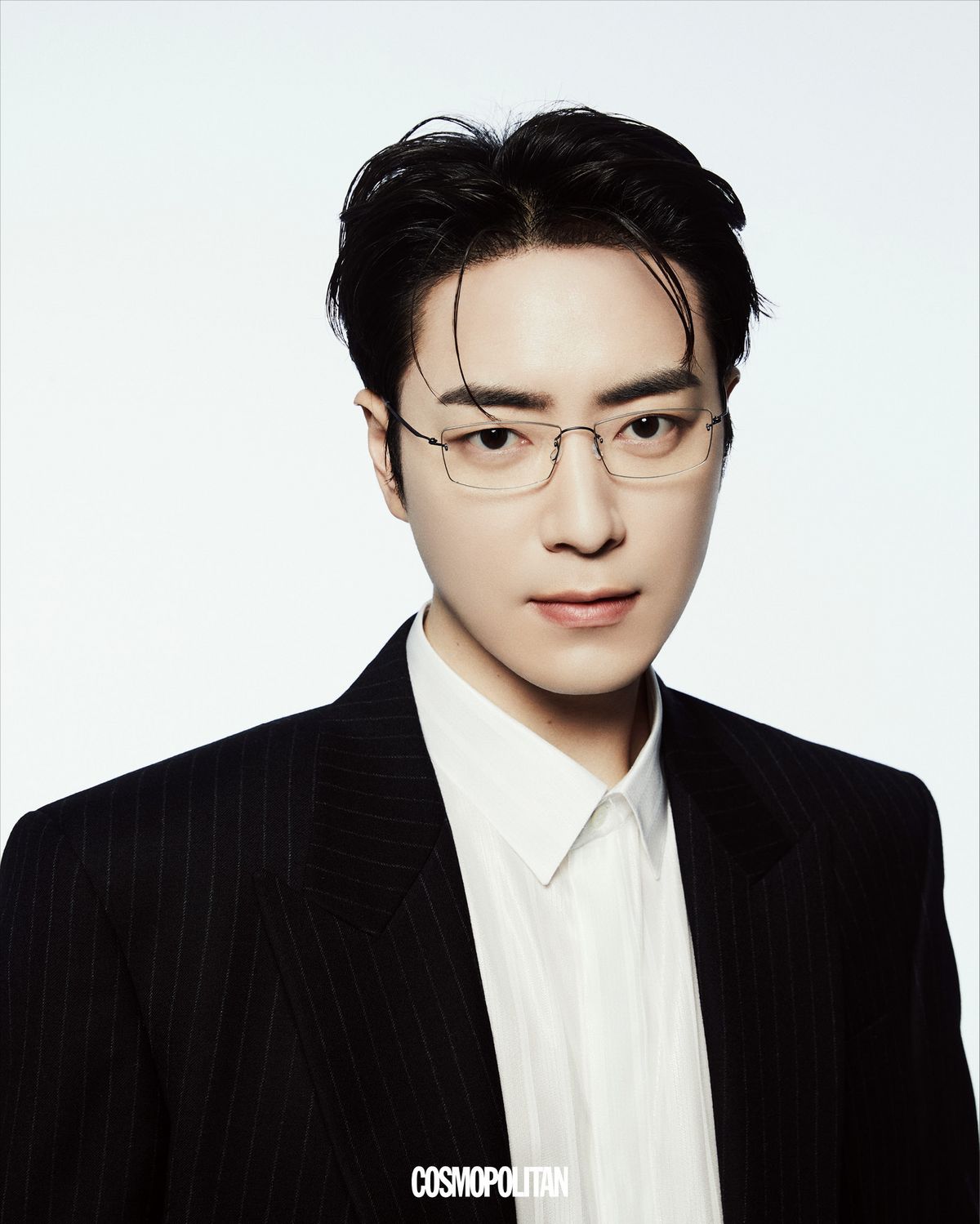 스피릿 티타늄 2564 안경 가격미정 Lindberg. 재킷, 셔츠 모두 Han Kim. 