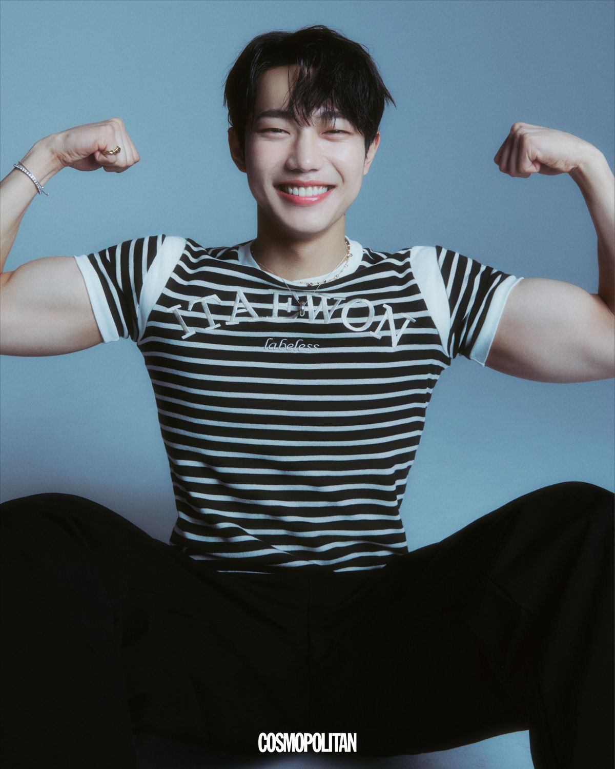 티셔츠 Labeless. 팬츠 Nos Couleurs. 골드 목걸이 Swarovski. 실버 목걸이 JYDdM. 큐빅 팔찌 Sentiments. 뱅글 Engbrox. 반지 Lost in Echo.