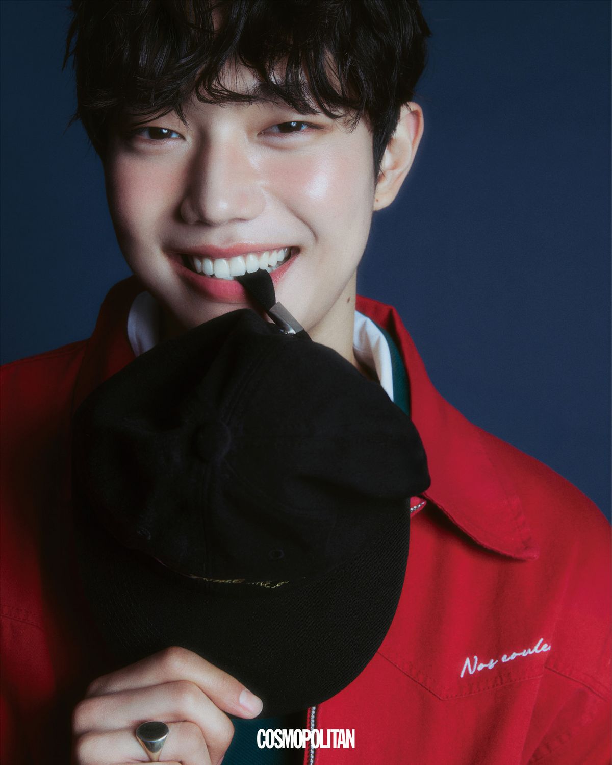 재킷 Nos Couleurs. 피케 셔츠 Loewe. 볼캡 Kime. 반지 스타일리스트 소장품.