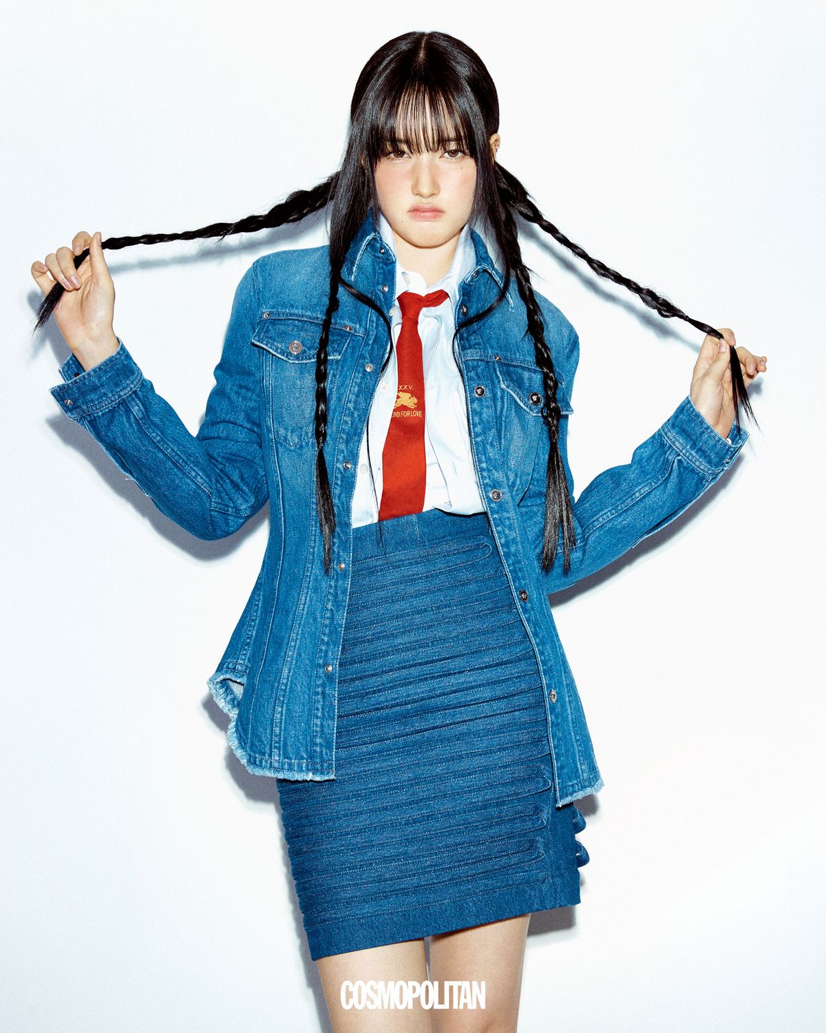 데님 셔츠, 데님 미니스커트 모두 Versace. 이너 셔츠 Tod’s. 타이 스타일리스트 소장품.