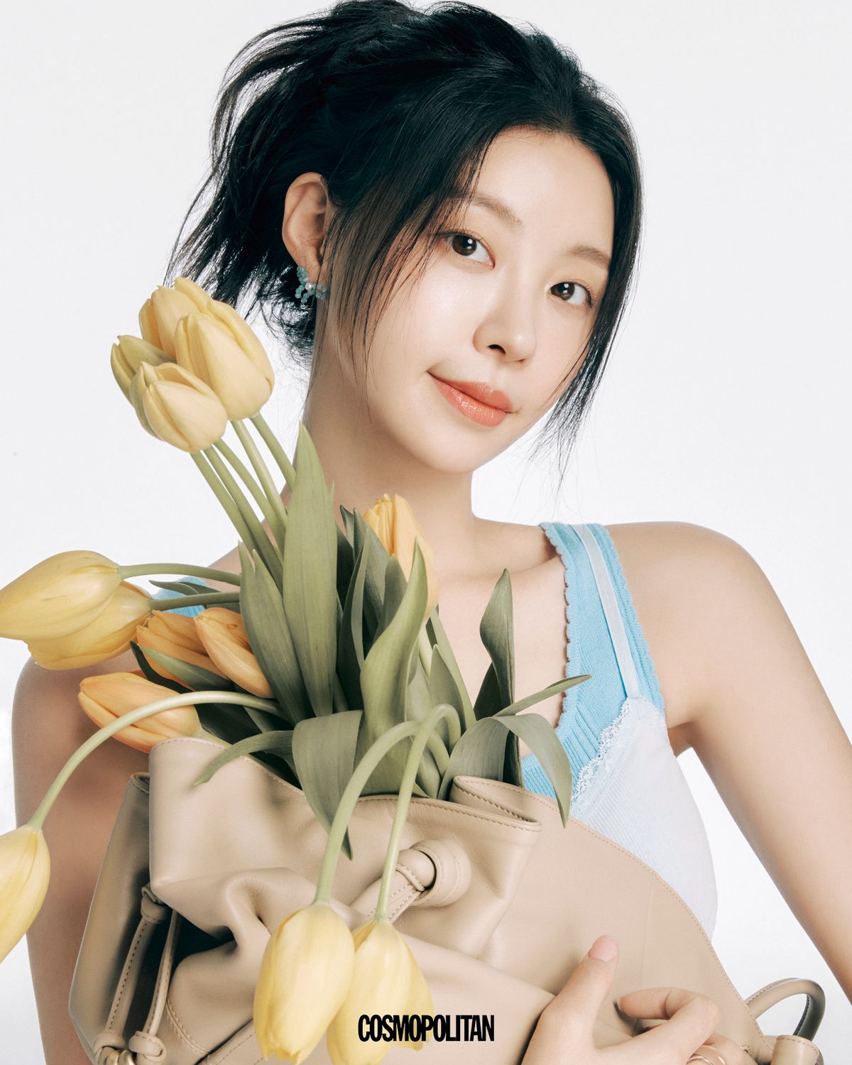 Claudie Pierlot . 블루 톱 가격미정 Moilly. 귀고리 1만3천9백원 Soo&Soo. 안경 21만8천원 Carin. 반지 스타일리스트 소장품. 