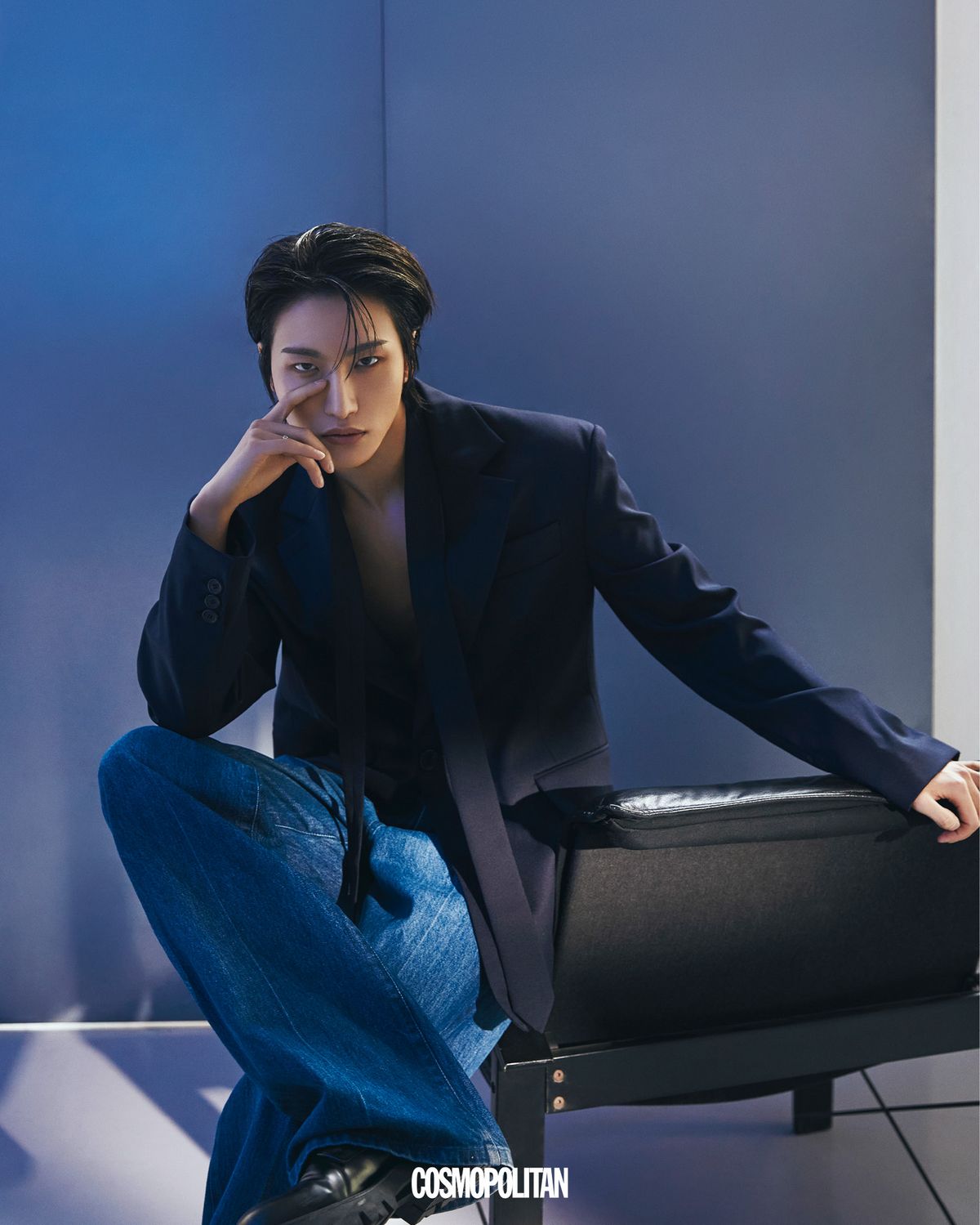 재킷 38만원 Theballon. 데님 팬츠, 반지, 슈즈 스타일리스트 소장품.