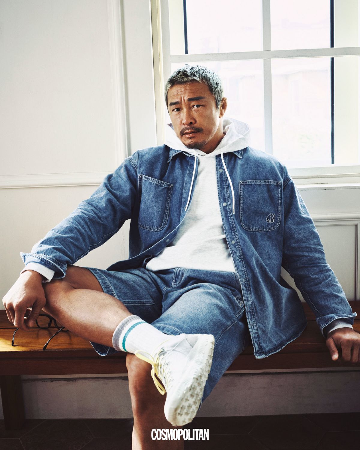 포켓 데님 긴팔 셔츠, 스몰 폴라 베어 후디 맨투맨, 데님 쇼츠, 오딘 스니커즈 모두 Nordisk. 안경, 양말 스타일리스트 소장품.