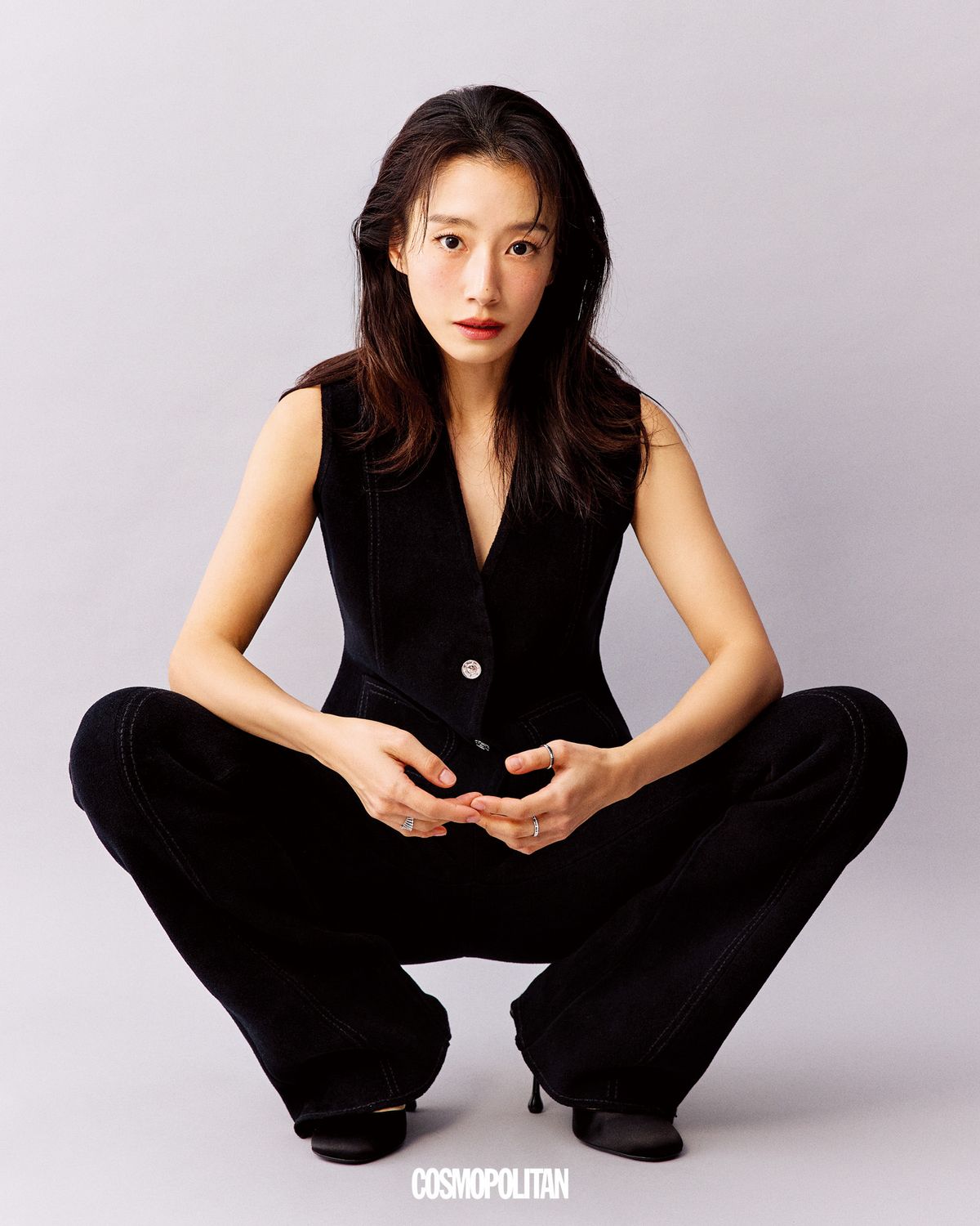 베스트, 팬츠 모두 Barrie. 슈즈 Jimmy Choo. 반지 모두 Golden Dew.