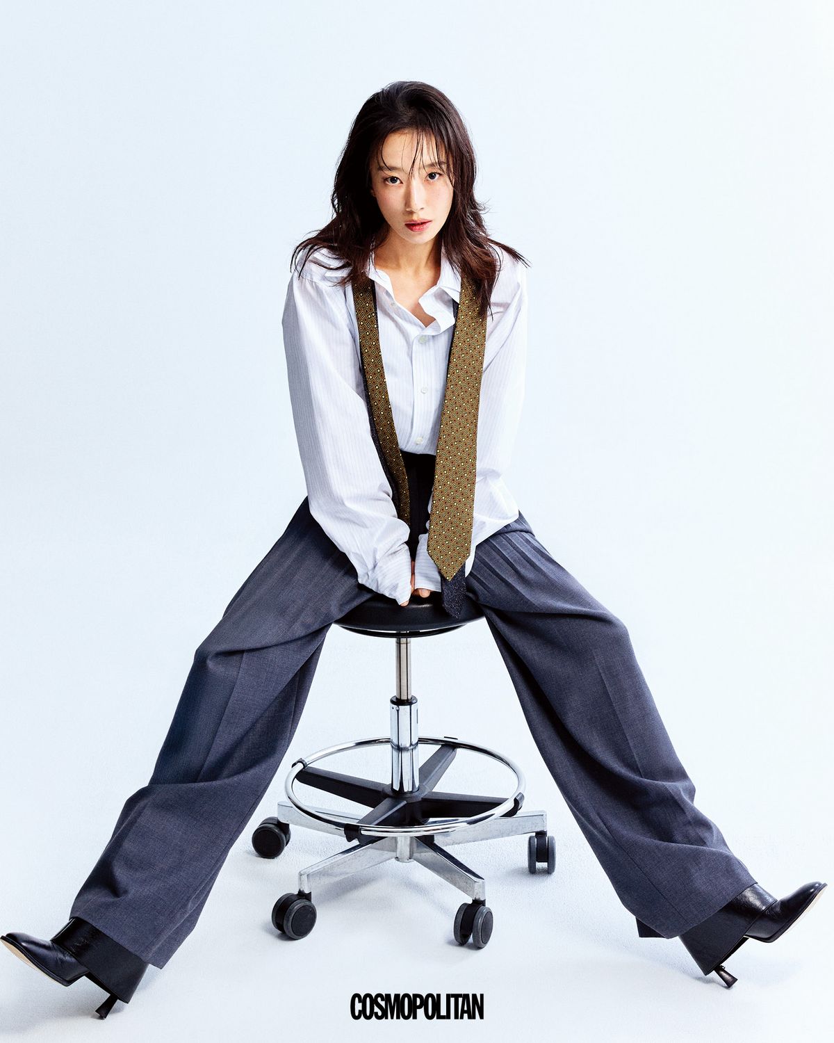 셔츠 Recto. 팬츠 YCH. 타이 Nehera, Dior. 슈즈 Michael Kors. 