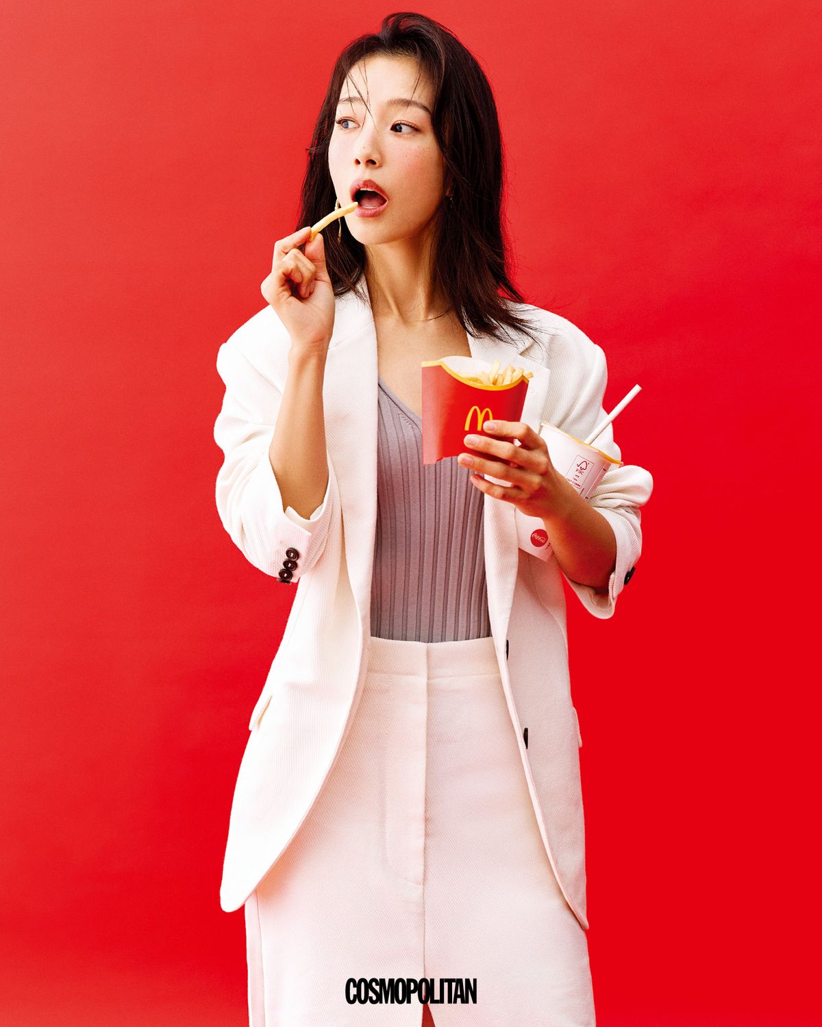 재킷, 스커트 모두 Brunello Cucinelli. 이너 톱 Recto. 귀고리 Polène.