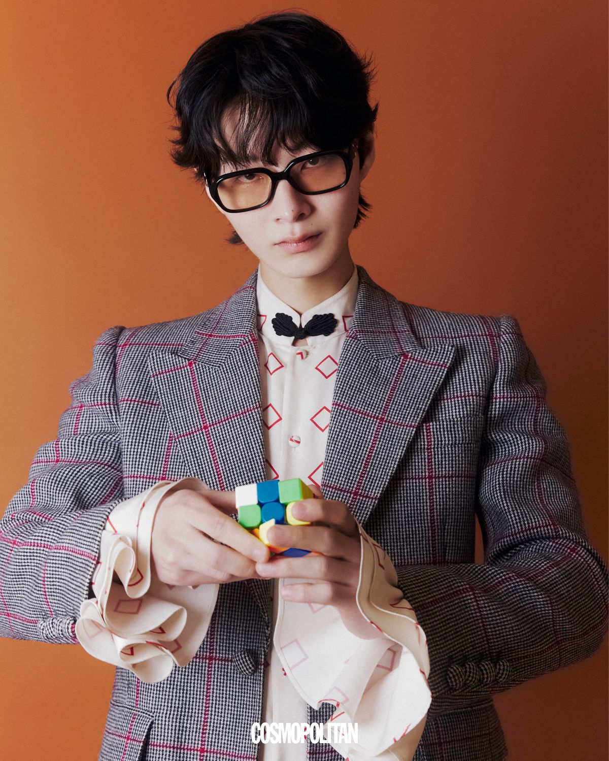 최현준이 착용한 재킷, 셔츠, 데님 팬츠는 모두 Valentino.