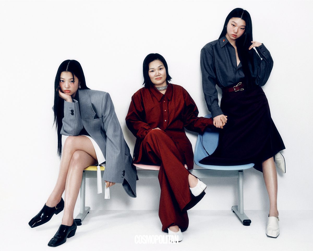 (윤지)테일러드 재킷, 셔츠, 미니스커트, 귀고리, 로퍼 모두 가격미정 Bottega Veneta. (엄마)셔츠, 팬츠 모두 가격미정 Gucci. 초커 4백만원대 Tom Wood. 플랫 슈즈 가격미정 Maison Margiela. (윤영)셔츠, 퀼로트 팬츠, 벨트, 셔츠 핀, 귀고리, 로퍼 모두 가격미정 Bottega Veneta.