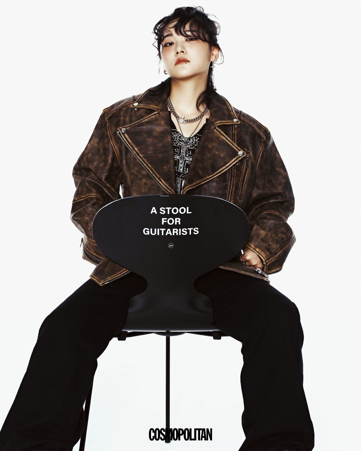 레더 재킷 H&M. 티셔츠 Niier Nor. 팬츠 Dnsr. 목걸이 Vivienne Westwood. 부츠 Zara. 귀고리, 입술 피어싱, 반지 스타일리스트 소장품.