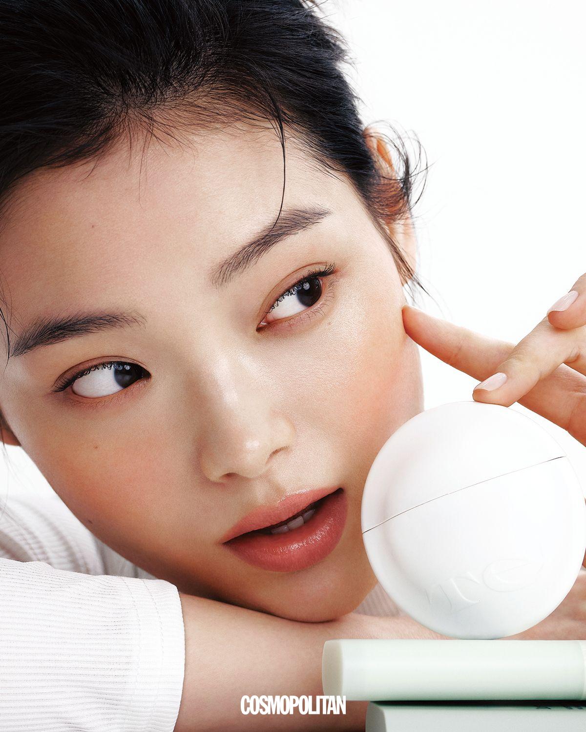 (위부터)민감한 피부도 안심하고 사용할 수 있는 SPF 35 저자극 선케어. 피부 자극 테스트를 완료했으며, 리틀 프렌들리 처방으로 해양생태계를 고려한 지속 가능한 뷰티 실천에 동참할 수 있다. 하양 35 SPF 35 PA++ 3만6천원 Te’. 발효 시카 성분이 열기로 달아오른 피부를 빠르게 진정시키고, 여드름성 피부도 안심하고 사용할 수 있다. 바르자마자 느껴지는 시원한 쿨링감과 스틱 타입의 간편한 휴대성도 장점. 시카 쿨링 선스틱 SPF 50+ PA++++ 2만2천원 Tocobo. 보디슈트 스타일리스트 소장품.