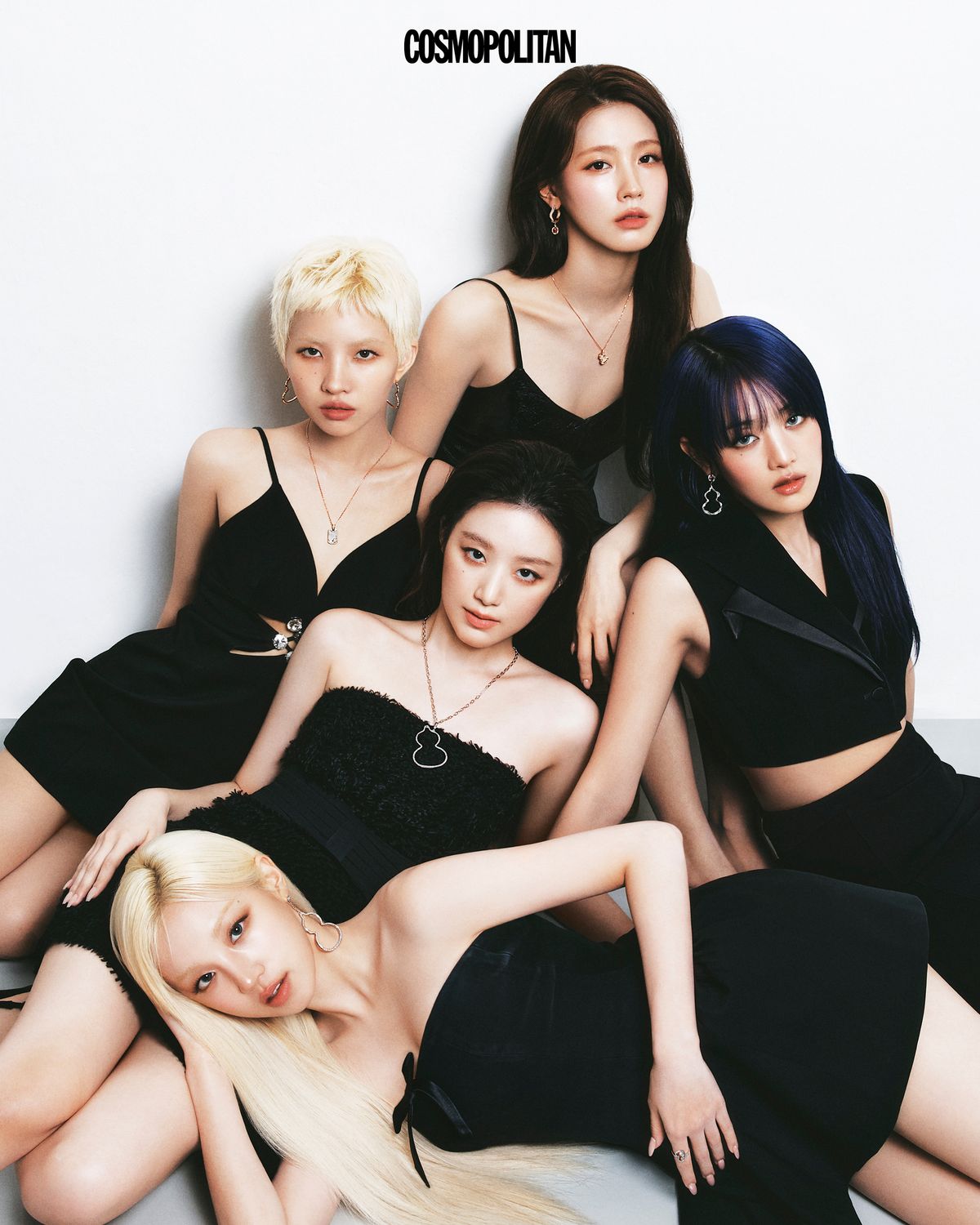 (미연)울루 페어리 파인주얼리 이어링 2천9백81만원, 울루18 네크리스 4백94만원 모두 Qeelin. 드레스 Coor. (소연)양쪽에 착용한 울루18 후프 이어링 각각 3백43만원, 스몰 울루 태그 펜던트 5백49만원, 체인 1백64만원 모두 Qeelin. 드레스 Area. (슈화)맥시 울루 펜던트 2천93만원, 체인 가격미정 모두 Qeelin. 드레스 Markgong. (우기)라지 울루 싱글 이어링 2천93만원, 울루 스몰 링 5백94만원 모두 Qeelin. 드레스 스타일리스트 소장품. (민니)루비 세팅의 울루 페어리 파인주얼리 이어링 4천6백55만원 Qeelin. 턱시도 베스트, 스커트 모두 Jaybaek Couture. 