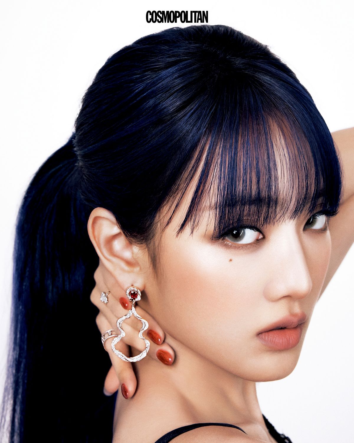 루비 세팅의 울루 페어리 파인주얼리 이어링 4천6백55만원, 검지의 울루 이터너티 링 8백79만원, 약지의 쁘띠 울루 링 3백27만원 모두 Qeelin. 톱 스타일리스트 소장품. 